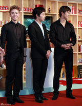 高清组图：韩组合2PM出席代言活动 穿正装帅气有型