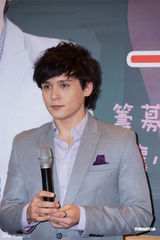 组图：倪安东阎奕格为弱势儿童献爱心 期待音乐合作