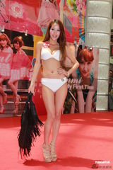 组图：谢芷蕙出写真性感现身 台上摔倒难掩尴尬