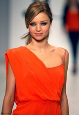 高清组图：奥兰多女友米兰达-可儿走秀 笑容甜美