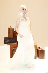 组图：张钧宁全身雪白演绎“空灵仙子”