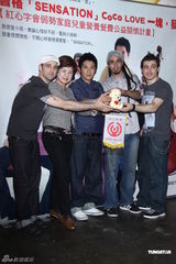 组图：曹格一家四口做公益 欲追生第三胎