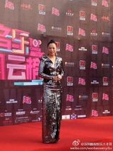 组图：黄绮珊深V亮片长裙 将致敬欧美四大天后