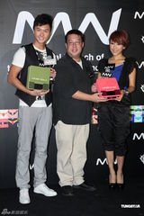 组图：钟舒漫王浩信出席活 被赠高达计算机