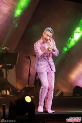 组图：曾志伟薛家燕扮肥姐 郑欣宜隔空寄思念