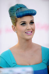 组图：凯蒂佩里蓝发爆乳似芭比 斗鸡眼表情鬼马