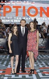 幻灯图集：《盗梦空间》英国首映 莱昂纳多左拥右抱
