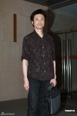 杜丽莎被告拖欠工资 其夫到庭应讯双方未达成和解