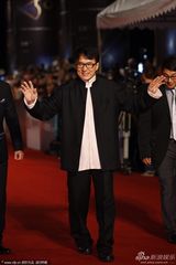 组图：成龙亮相金马红毯大秀经典剪刀手