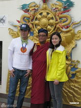组图：钟镇涛与范姜探访尼泊尔为地震受难者祈福