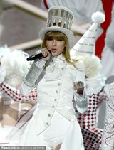 组图：小天后泰勒化身爵士名伶激情高歌