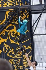 组图：Lady Gaga彩排亲力亲为 自行上下爬钢架