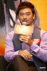 幻灯图：张静初深V裙展妩媚 黄晓明露无厘头坏笑 