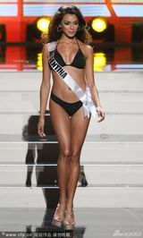 组图：环球小姐比基尼走秀 众佳丽身材不输超模