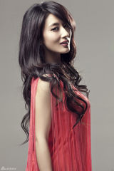 组图：郭珍霓春日写真曝光 红裙长发性感优雅