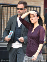 组图：刘玉玲《基本演绎法》片场 干练演绎女版华生