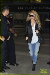 组图：夏奇拉休闲装随性街拍 笑容显亲和