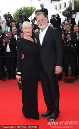 幻灯图集：海伦-米伦携丈夫恩爱亮相戛纳红毯