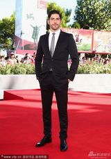 组图：《汤姆》首映 伊芙琳裸背大玩借位吻