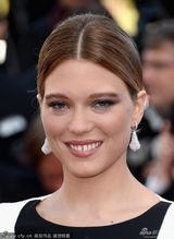 组图：《阿黛尔的生活》主创蕾雅-赛杜白裙亮相