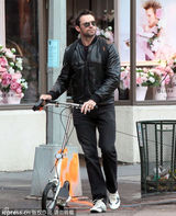 组图：休-杰克曼送爱女上学 全家骑滑板车抢镜