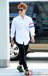 组图：张佑赫清爽亮相机场 飞赴台湾举行粉丝会