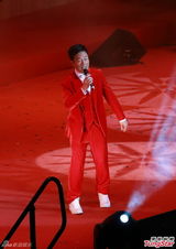 组图：汪明荃出席新春活动 大红旗袍登台受热捧