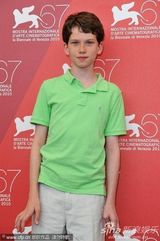 高清：《米克的近路》发布 男星格林伍德“蹲墙角”