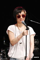 组图：何超仪推新EP携团开唱 感谢老板陈冠希支持