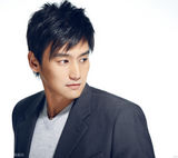 组图：张天霖开年写真曝光  深情电眼魅力十足