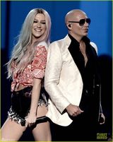 组图：钱婆Ke$ha联手Pitbull 扯衫露黑色胸衣