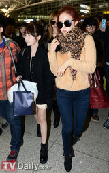 组图：韩团T-ara赴越南便装亮相机场