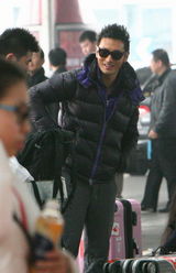 高清组图：黄晓明离京心情好 爽快收礼显随和