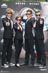 组图：大嘴巴化身MIB探员 爱纱放空被指外星人