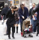 组图：辣妈米兰达-可儿街拍 大衣搭皮裤滑雪靴