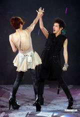 幻灯图：梁洛施产后公开现身 素颜助阵郑秀文个唱