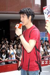 幻灯组图：王力宏8月推新专辑 不怕与周杰伦做比较