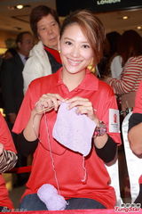 组图：应采儿张晋出席活动大谈育儿心得