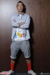 组图：陈小春录歌黎明监场 与卫兰惺惺相惜