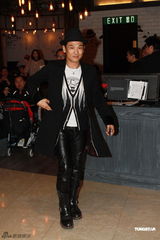 组图：邱淑贞携三女儿过圣诞 皮肤白皙靓丽依旧