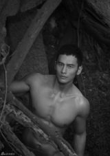 组图：顾又铭登新加坡杂志 帅气男人味十足