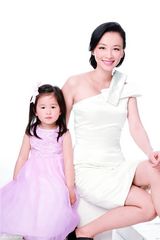 组图：张庭产子后登封面 一家四口全家福首曝光