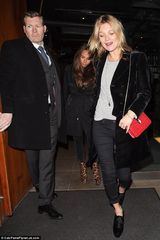 组图：凯特-摩斯外出聚餐 休闲装挤微笑掩倦容