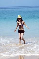 组图：潘霜霜夏日清新写真 阳光沙滩秀傲人身材