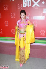 组图：黄浩然为拍戏剃头 黄翠如强调无后台