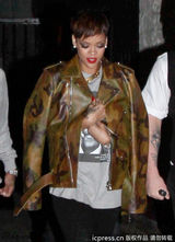 组图：蕾哈娜穿迷彩拜访夜店 众星捧月气场强