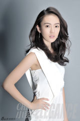 组图：童瑶双封面淡雅写真 演绎清新明朗少女