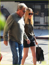 组图：凯特波茨沃斯与老爸外出秀美腿 亲密拥抱