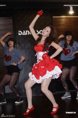 组图：安心亚彩排舞蹈大秀性感舞姿