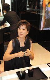 组图：李玲玉优雅代言化妆品 分享保养心得